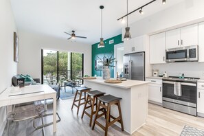 Fridge, microwave, oven, stovetop - 2br 2 bath 5 mins from airport, Beach, convention center (West Palm Beach)