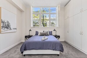 2 bedrooms, iron/ironing board, WiFi, bed sheets - Stylish & Spacious Warehouse Oasis in Vibrant Darlinghurst (Darlinghurst)