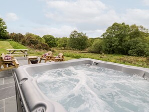 Outdoor spa tub - Llugwy Pod (Llanrwst)