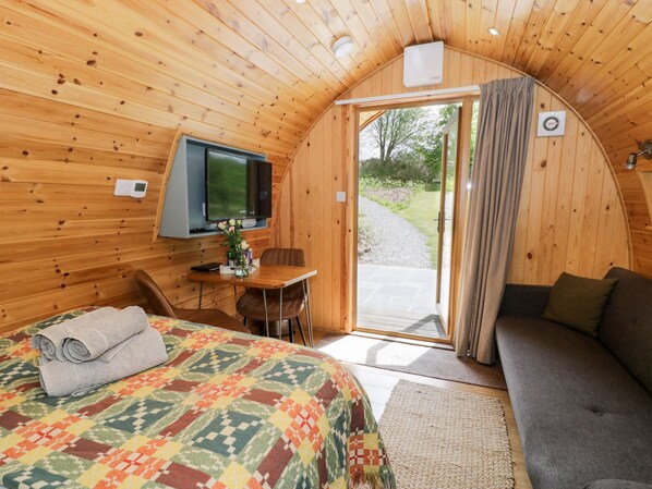 2 bedrooms, individually decorated, individually furnished, free WiFi