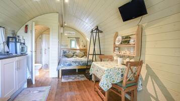 1 kamar tidur dan didekorasi berbeda-beda