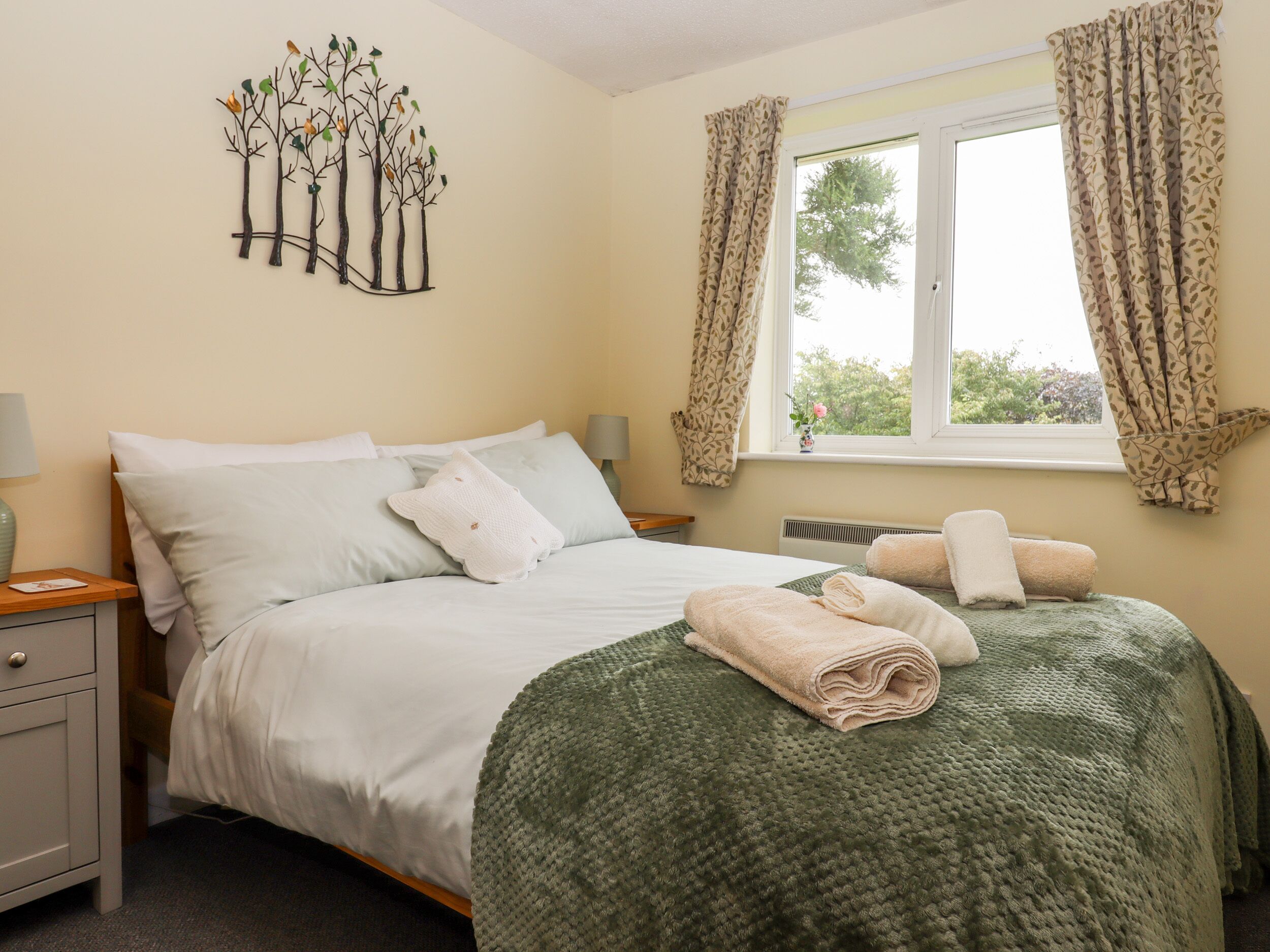 2 makuuhuonetta, yksilöllisesti sisustettu, yksilöllisesti kalustettu