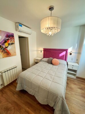 2 عدّة غرف نوم وخزنة داخل الغرفة وستائر تعتيم ومكواة/لوح كي