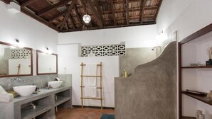 Dortoir Partagé, 1 chambre, patio, vue ville | Douche de la salle de bain