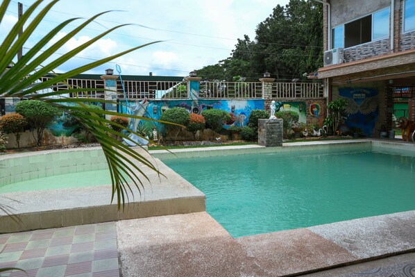 2 outdoor pools