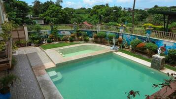 2 outdoor pools