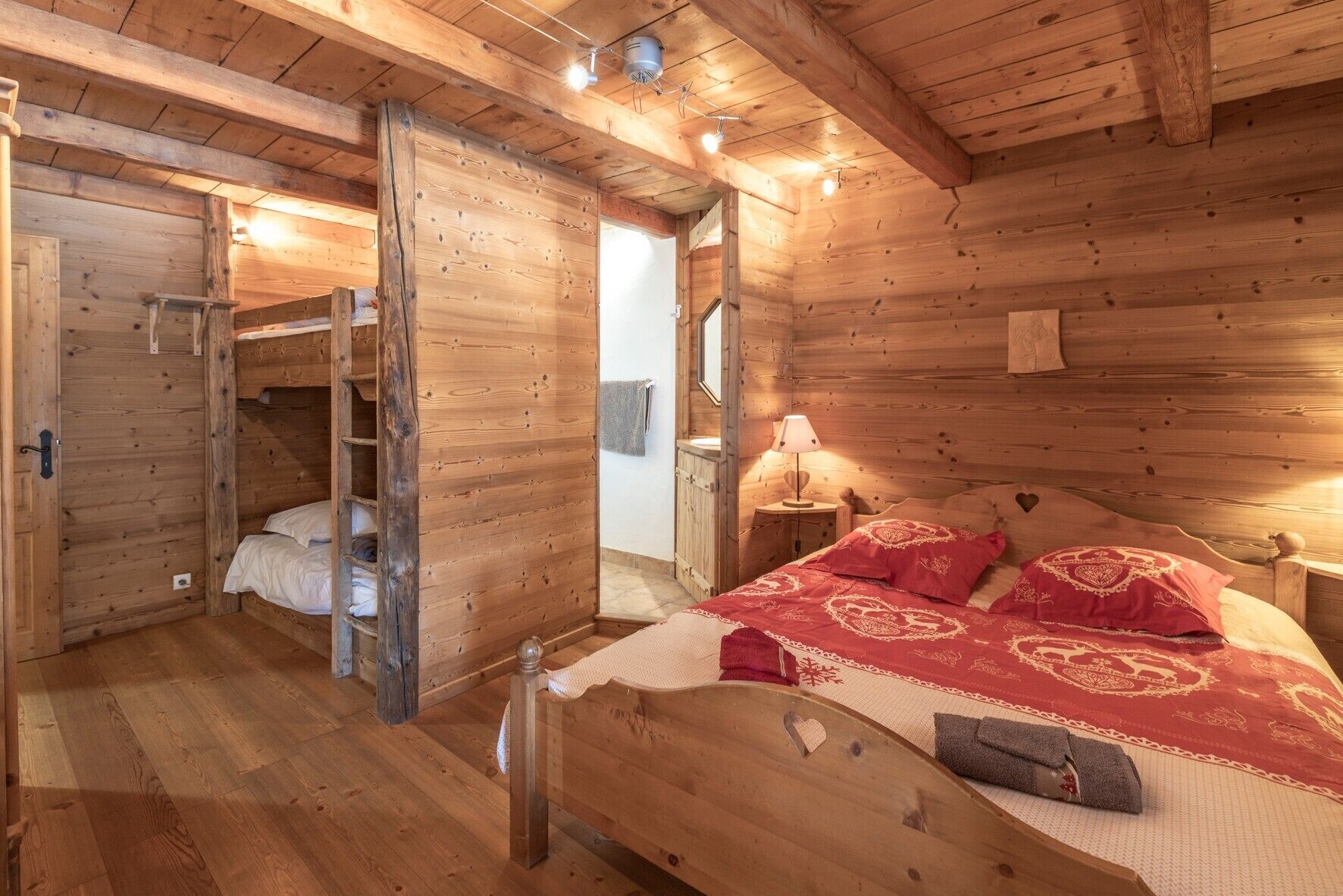 5 bedrooms, iron/ironing board, free WiFi