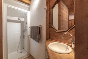 Badewanne, kostenlose Toilettenartikel, Haartrockner