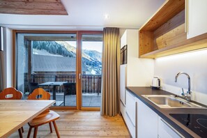 Kühlschrank, Mikrowelle, Herdplatte, Geschirrspüler