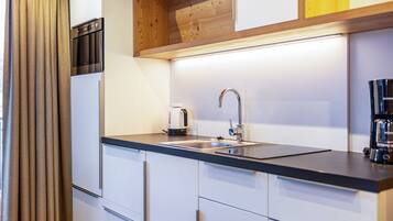 Kühlschrank, Mikrowelle, Herdplatte, Geschirrspüler