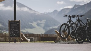 A mountain view with a signboard and bicycles. - Holiday Apartment "Stoana 2-2" with Relaxing Wellness Area (Valle Aurina)