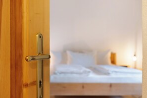 1 bedroom, free WiFi, bed sheets - Holiday Apartment "Rotwandterhof Fuchsbau" with Mountain View, Balcony & Wi-Fi (Lengstein)