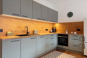 Jääkaappi, uuni, liesi, astianpesukone