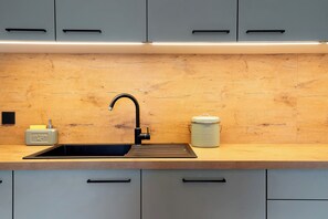 Fridge, oven, stovetop, dishwasher - Holiday Apartment "Rotwandterhof Fuchsbau" with Mountain View, Balcony & Wi-Fi (Lengstein)