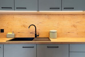 Fridge, oven, stovetop, dishwasher