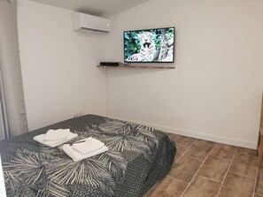 2 bedrooms, iron/ironing board, Internet, bed sheets - Guesthouse of Calanques (Marseille)