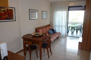 TV - So cool Residenza delle Terme C6 Sleeps 6 persons 2 bedroom apartment (Bibione)