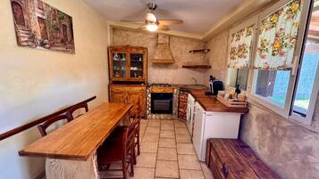 Fridge, oven, stovetop, coffee/tea maker