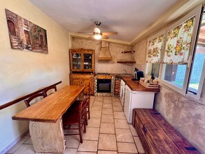 ثلاجة، فرن، موقد طهي مسطح، ماكينة لصنع القهوة/الشاي