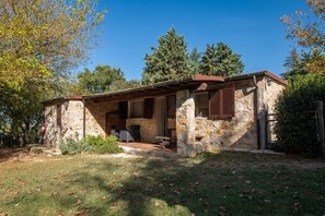 Exterior - Farmhouse "Volpe" with Shared Pool, Private Terrace & Wi-Fi (Pitigliano)