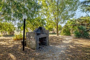 Property grounds - Farmhouse "Gufo" with Shared Pool, Private Terrace & Wi-Fi (Pitigliano)