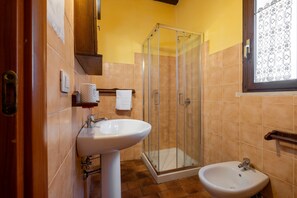 Shower, towels - Farmhouse "Sasso Bianco" with Shared Pool, Private Terrace & Wi-Fi (Pitigliano)