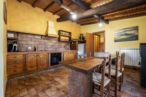 Refrigerador, horno, parrilla de estufa y cafetera y tetera 