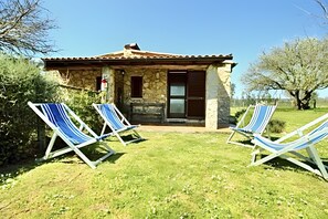 Terrace/patio - Farmhouse "Sasso Bianco" with Shared Pool, Private Terrace & Wi-Fi (Pitigliano)