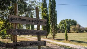 A wooden signpost with directions to Reception, Bio-Shop, Sasso Bianco, and Volpe e Gufo. - Farmhouse "Sasso Bianco" with Shared Pool, Private Terrace & Wi-Fi (Pitigliano)
