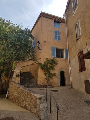 Exterior - Villa 'Maison La Ribière' with Private Pool, Private Terrace and Wi-Fi (Entrecasteaux)