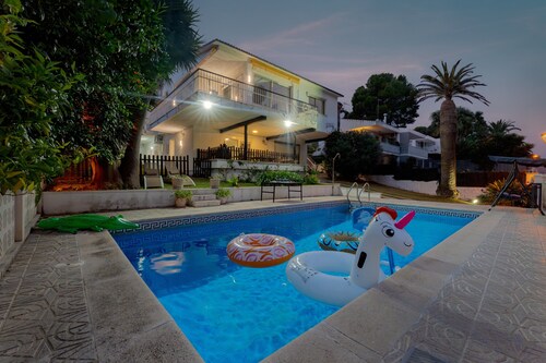 Villa « Oasis Salou : piscine, plage, barbecue » avec vue mer, Wi-Fi et climatisation