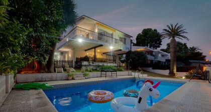 Villa « Oasis Salou : piscine, plage, barbecue » avec vue mer, Wi-Fi et climatisation