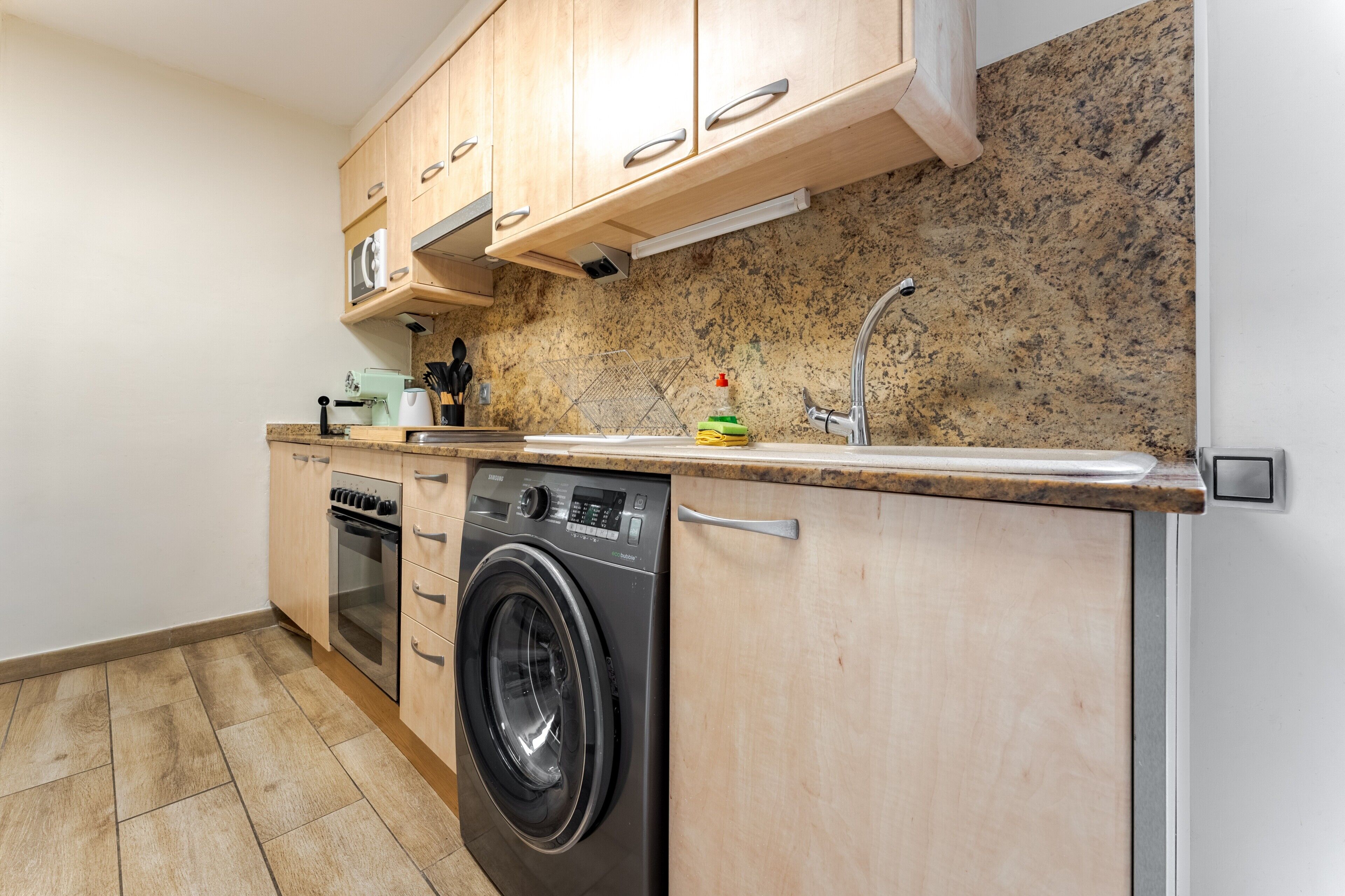 Frigorifero, microonde, forno, piano cottura