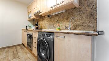 Frigorifero, microonde, forno, piano cottura