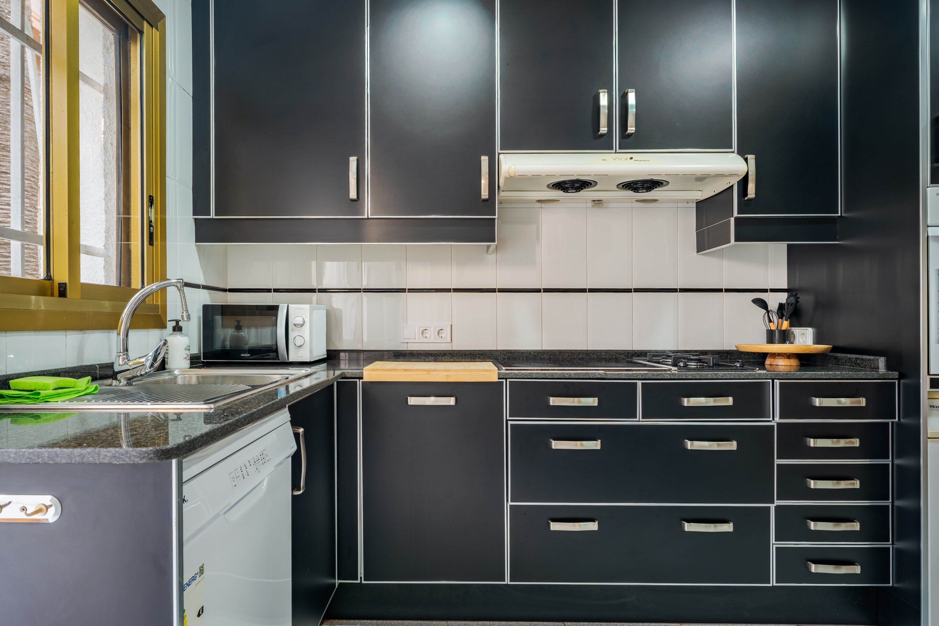 Frigorífico, microondas, horno y placa de cocina