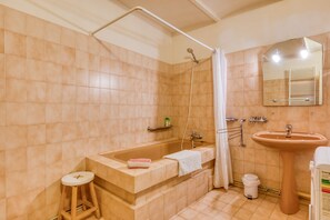 Badewanne, Haartrockner, Handtücher