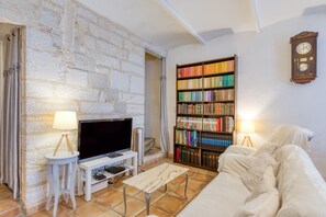 TV, DVD player - Holiday Home 'Maison En Petite Camargue' with Shared Terrace and Wi-Fi (Marsillargues)