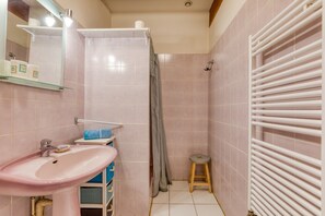 Bathtub, hair dryer, towels