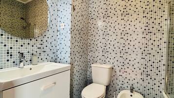 Bathtub, hair dryer, towels