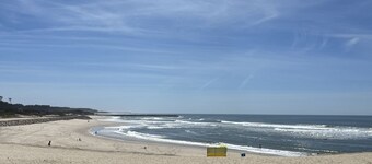 Apartamento vacacional "Onda Beach House" con vistas al mar, piscina compartida y Wi-Fi