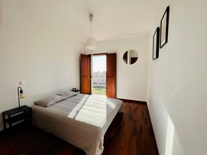 2 bedrooms, iron/ironing board, free WiFi, bed sheets - Holiday Apartment "Onda Beach House" with Sea View, Shared Pool & Wi-Fi (Cortegaça)