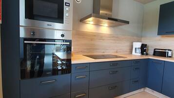 Frigorifero, microonde, forno, piano cottura