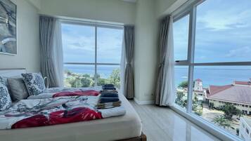 Apartamento de lujo, 1 habitación, vistas al mar | 1 dormitorio, edredones de plumas, caja fuerte y escritorio
