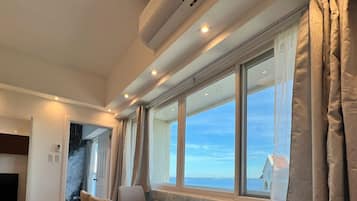 Appartamento Signature | 1 camera, una cassaforte in camera, una scrivania, postazione laptop