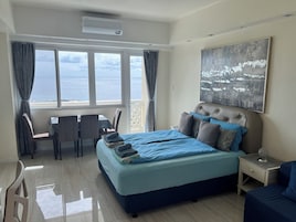 Premium Studio | 1 bedroom, in-room safe, desk, laptop workspace