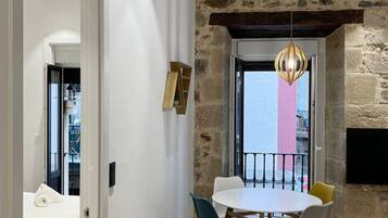 2 bedrooms, desk, iron/ironing board, WiFi