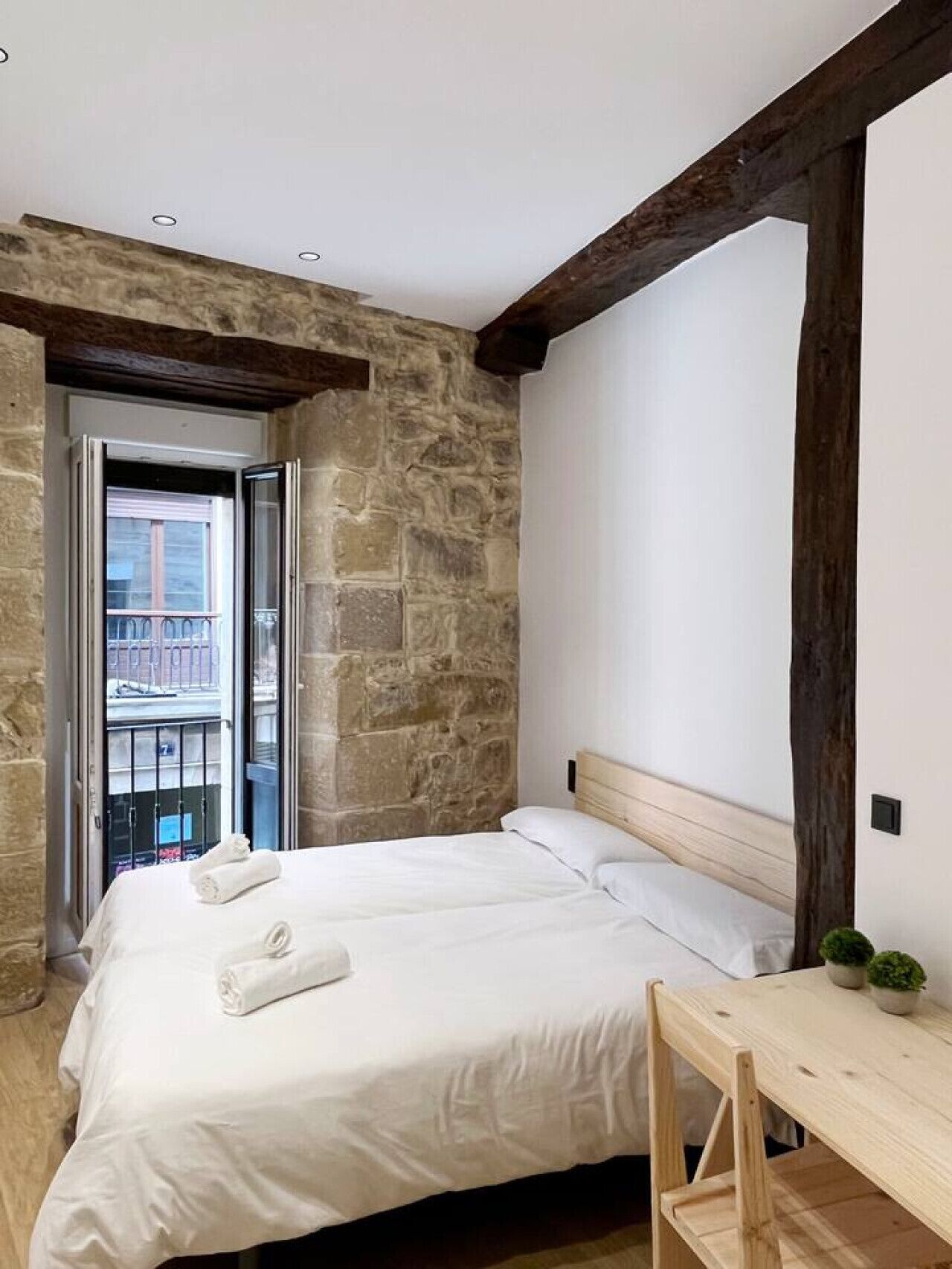 Escritorio, tabla de planchar con plancha, wifi y ropa de cama 