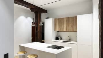 Een koelkast, een magnetron, een kookplaat, een vaatwasser