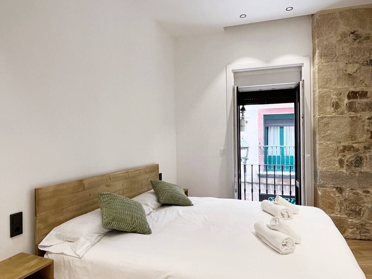 Een bureau, een strijkplank/strijkijzer, wifi, beddengoed