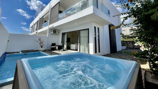 Unclassified image, 1 of 28, button - Duplex - pool, jacuzzi & views (Flic en Flac)